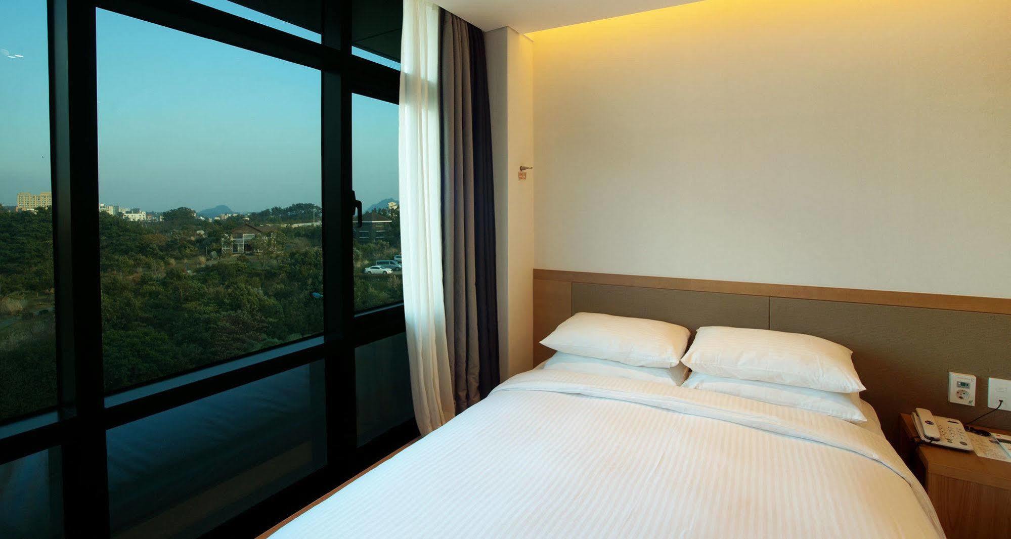 Jeju Poong Gyung Hotel Согвипхо Экстерьер фото