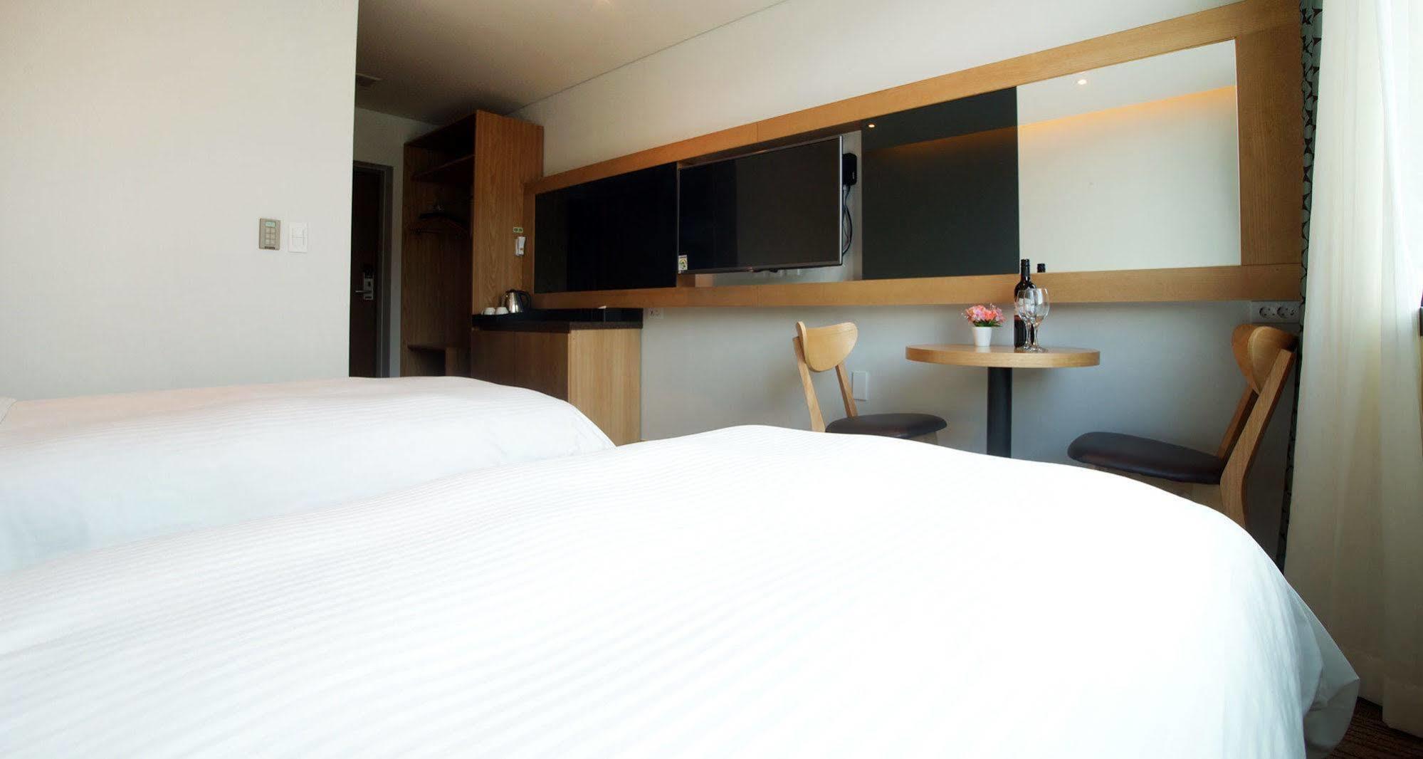 Jeju Poong Gyung Hotel Согвипхо Экстерьер фото