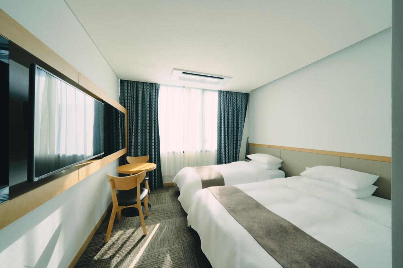 Jeju Poong Gyung Hotel Согвипхо Экстерьер фото